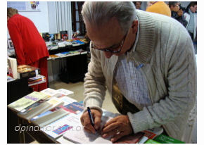 pamparana firmando su libro