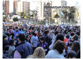 gente en la celebracion del medio ambiente