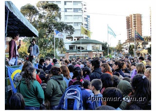 gente en la celebracion del medio ambiente