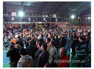 miles de corredores en el polideportivo