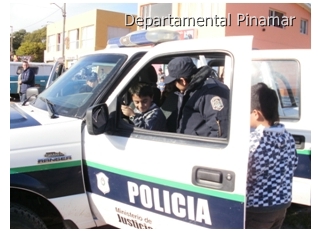 policia en el dia del niño
