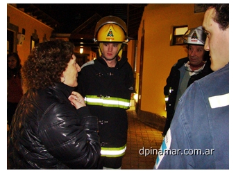 bomberos y la directora de cultura