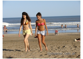 turistas en las playas de pinamar