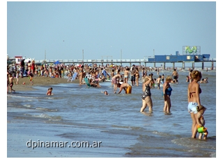 turistas en las playas de pinamar