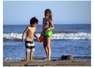 niños en las playas de pinamar