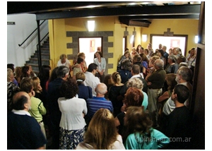 gente en la sala de exposiciones
