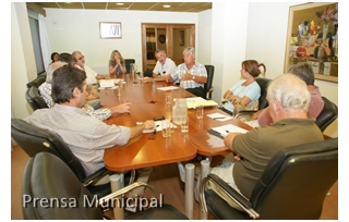 Intendente y concejales reunidos por el Frente Maritimo