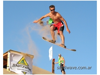 practicando sandboard en pinamar