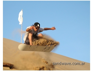 practicando sandboard en pinamar